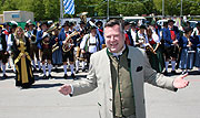Bürgermeister Josef Schmid durfte dirigieren (©Foto. Martin Schmitz)